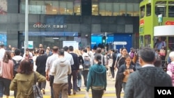 香港的生活氣氛和資訊流通比中國大陸自由，是吸引中國人來香港發展的主要原因 (美國之音)