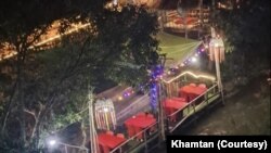 ນຶ່ງໃນຮ້ານອາຫານຂອງ ທ່ານຄໍາຕັນ ທີ່ຕັ້ງຢູ່ແຄມນໍ້າ, ເມືອງບູນເໜືອ, ແຂວງຜົງສາລີ, ສປປ ລາວ.