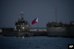 南中国海中业岛附近停泊的飘有菲律宾国旗的菲海军舰只。 （2023年4月21日）