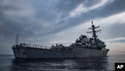 ພາບນີ້​ທີ່​ຖືກ​ສະ​ໜອງ​ໃຫ້​ໂດຍກອງ​ທັບ​ເຮືອ ສະ​ຫະ​ລັດ ສະ​ແດງ​ໃຫ້​ເຫັນ​ກຳ​ປັ່ນ USS Carney ຢູ່​ທະ​ເລ​ເມ​ດີ​ເທີ​ເຣ​ນຽນ, 23 ຕຸ​ລາ 2018. 