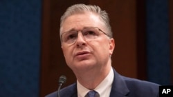 资料照片：美国负责东亚和太平洋事务的助理国务卿康达(Daniel J. Kritenbrink）在华盛顿的国会众议院一个有关中国的听证会上讲话。（2023年2月28日）