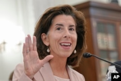 商務部長吉娜·雷蒙多於2023年10月4 日在華盛頓國會山莊舉行的參議院商業、科學和運輸聽證會上作證