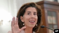 資料照片：商務部長吉娜·雷蒙多於2023年10月4 日在華盛頓國會山莊舉行的參議院商業、科學和運輸聽證會上作證。 （美聯社照片）