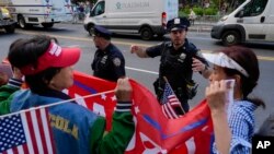 ປະ​ຊາ​ຊົນ​ເຕົ້າ​ໂຮມ​ກັນ​ຢູ່ນອກ​ສານ​ອາ​ຍາ​ນະ​ຄອນ ແມນ​ແຮັດ​ຕັນ ເພື່ອ​ເບິ່ງ​ຂະ​ບວນ​ລົດ​ຂອ​ງ​ອະ​ດີດ​ປະ​ທາ​ນາ​ທິ​ບໍ​ດີ ດໍ​ໂນ​ລ ທ​ຣຳ ຫຼັງ​ຈາກ​ຖືກ​ຕັດ​ສິນ​ວ່າ​ມີ​ຄວາມ​ຜິດ, ນະ​ຄອນ ນິວຢອກ, 30 ພຶດ​ສະ​ພາ 2024.