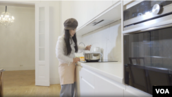 苏雨桐很少去柏林的中餐馆，担心遇到中国大使馆的官员。这意味着她成为了厨艺不错的厨子。(美国之音乔纳森·斯皮尔拍摄)