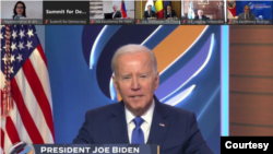 美國總統拜登2023年3月29日主持第二屆民主峰會線上會議。屏幕左上角是代表台灣出席會議的台灣駐美代表蕭美琴。（來源：台灣駐美代表蕭美琴的推特賬號。）