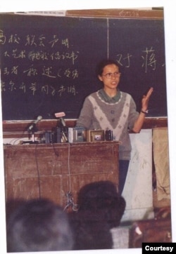 資料照：1989年4月底，王超華在北師大教學樓主持全市高校代表會討論五一後的行動。