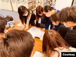 在中大任教期間，何曉請（中間戴粉紅口罩者）與同學到中國文化研究中心查閱歷史資料。 （何曉清提供）