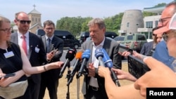 德國副總理兼經濟部長羅伯特·哈貝克（左Robert Habeck）在參觀南北韓邊界非軍事區板門店時對記者講話。 （2024年6月21日）