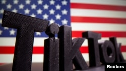 以美國國旗為背景的TIKTOK標識