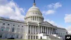 ແຟ້ມຮູບ-ສະພາສູງ ກັບຄືນມາປະຊຸມກັນອີກຄັ້ງໃນອາທິດນີ້ ຢູ່ທີ່ຫໍລັດຖະສະພາ, ທີ່ປະກົດໃນພາບນີ້ ວັນທີ 18 ທັນວາ 2023, ໃນນະຄອນຫຼວງວໍຊິງຕັນ. 