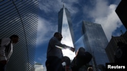 2023年9月11日是震驚世界的美國紐約世貿大樓和五角大樓遭受恐怖主義襲擊22週年紀念日。美國各界人士在這一天紛紛來到世貿大廈遺址，悼念在恐怖襲擊中犧牲的遇難者。