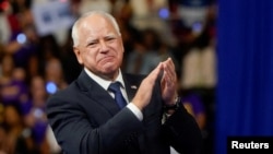 美国明尼苏达州州长蒂姆·沃尔兹(Tim Walz)在费城与副总统哈里斯一同出席竞选活动。(2024年8月6日)