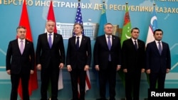 美國國務卿布林肯在哈薩克首都阿斯塔納與參加美國-中亞（C5+1）部長級會議的中亞各國外長合影。（2023年2月28日）