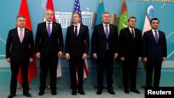 美國國務卿布林肯在哈薩克斯坦首都阿斯塔納會晤中亞五國外長。（2023年2月28日）