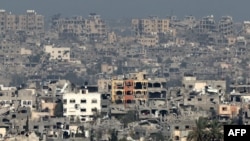 资料照片：从以色列南部某地拍摄的照片显示了加沙地带被毁的建筑物。（2024年3月6日）