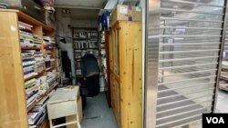 香港獨立書店偏見書房被當局指違反工業大廈地契被迫遷，2月初在觀塘一個俗稱”死場”的沒落商場重開新店。(美國之音/湯惠芸)