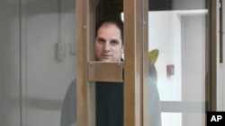 《华尔街日报》记者埃文·格什科维奇2023年12月14日站在莫斯科市一家法庭的玻璃笼里。（美联社照片）