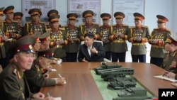 ທ່ານກິມ ຈົງ ອຶນ ຢ້ຽມຢາມມະຫາວິທະຍາໄລທະຫານ ກິມ ອີລ ຊຸງ ໃນນະຄອນຫຼວງພຽງຢາງ ລະຫວ່າງການສະເຫຼີມສະຫຼອງວັນສ້າງຕັ້ງກອງທັບເກົາຫຼີເໜືອ ຄົບຮອບ 92 ປີ, ວັນທີ 25 ເມສາ 2024. (Korean Central News Agency photo via AFP)