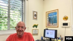 位處特拉維夫隔壁城市的佩塔提克瓦（Petach Tikva）的SHEKEL Sigaliyot中心是專注提供智障老人所需的日照中心。圖中為Sigaliyot日照中心主任阿農（Miki Arnon）(美國之音賴素芬)