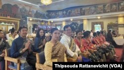 ອາຈານ ແຊມ, ແຖວໜ້າຄົນທີສອງຈາກຊ້າຍ, ພ້ອມດ້ວຍຄະນະນັກສະແດງພື້ນເມືອງຂອງເພິ່ນ, ຢູ່ທີ່ງານບຸນປີໃໝ່ລາວ ຂອງວັດລາວພຸດທະວົງ, ລັດເວີຈິເນຍ, ວັນທີ 5 ພຶດສະພາ 2024.