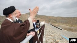 伊朗总统莱希（左）和阿塞拜疆总统阿利耶夫出席两国边境地区加拉西水电站的揭幕仪式。（2024年5月19日）