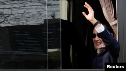 台灣前總統馬英九在南京乘車時向路邊的歡迎人群招手致意。（2023年3月28日）