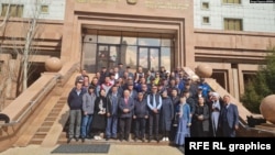 4月創建祖國黨倡議小組成員來到哈薩克司法部，提交在阿斯塔納註冊的文件