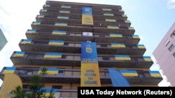 巴黎奧林匹克村烏克蘭運動員居住的大樓掛滿烏克蘭國旗。 （2024年7月23日）