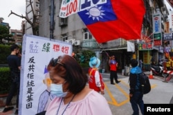 台灣國民黨宣布其總統候選人之際，支持者在台北國民黨總部遷揮舞台灣旗幟。（2023年5月17日）