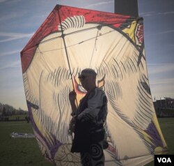 风筝大师土岐干男在展示他为华府樱花风筝节准备的另一个作品。 他以狮王图案为构图，命名为“歌舞伎”风筝 (美国之音/莫干生)