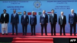 上海合作组织部分成员国的外长在印度合影。（2023年5月5日）