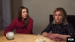 科斯特凯维奇-科拉辛斯卡与奇拉接受美国之音采访。