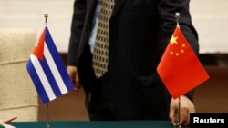 资料照：摆放在一张桌子上的古巴与中国国旗