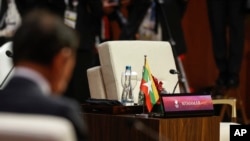 ບ່ອນ​ນັ່ງ ທີ່​ສະ​ຫງວນ​ໄວ້​ໃຫ້​ແກ່​ມຽນ​ມາ ຖືກ​ປະ​ໃຫ້​ຫວ່າງ​ເປົ່າ ໃນ​ລະ​ຫວ່າງກອງ​ປະ​ຊຸມ​ສຸດຍອດຂອງ​ສະ​ມາ​ຄົມ​ບັນ​ດາ​ປະ​ຊາ​ຊາດ ໃນ​ເຂດ​ເອ​ເຊຍ​ຕາ​ເວັນ​ອອກ​ສຽງ​ໃຕ້ ຫຼື ອາ​ຊຽນ ​ທີ່​ຈາ​ກາ​ຕາ ປະ​ເທດ​ອິນ​ໂດ​ເນ​ເຊຍ ເມື່ອ​ວັນ​ທີ 5 ກັນ​ຍາ 2023.