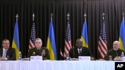 德國國防部長皮斯托留斯、美國參聯會主席米利、美國國防部長奧斯汀和烏克蘭國防部長列茲尼科夫參加在德國拉姆施泰因空軍基地舉行的烏克蘭防務聯絡組會議的開幕會議。 (2023年4月21日)