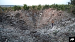 2023年4月7日A 黎巴嫩南部的加里里村一位村民站在以色列空襲後造成一個巨大彈坑里。