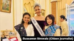 ທ່ານນາງມາລີຣິນ, ນັກອອກແບບເຄື່ອງນຸ່ງຊຶ່ງເປັນຄົນລາວອາເມຣິກັນ ພ້ອມກັບເພື່ອນຮ່ວມງານຖ່າຍຮູບຮ່ວມກັບມີນາງງາມຈັກກະວານລາວປີ 2023 ໄພມະນີ ລາດຊະບັນເທົາ.