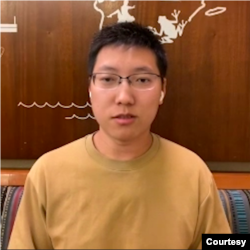 位於加拿大的YouTube節目《公子時評》主持人公子沈 (美國之音視訊採訪截圖)