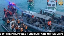 菲律賓武裝部隊2024年6月17日發布的影片截圖照片顯示，中國海岸警衛隊成員在南中國海第二托馬斯沙洲（中國稱為仁愛礁）附近衝撞菲律賓海岸警衛隊船隻並發生暴力衝突。