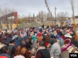 2024年4月5日，參加抗議活動的拉達克婦女用毯子裹住自己來抵禦嚴寒的天氣(美國之音/賈尚傑)