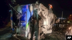 ໃນພາບນີ້ ສະໜອງໂດຍ ຕຳຫຼວດທາງຫຼວງຂອງເປຣູ, ສະແດງໃຫ້ເຫັນພວກພະນັກງານກູ້ໄພ ກຳລັງຊ່ວຍເຫຼືອຄົນຢູ່ໃນລົດເມ ທີ່ຕຳກັບລົດໄຟຂົນສົ່ງ ໃນເມືອງ ລາ ໂອໂຣຢາ ຂອງເປຣູ, ວັນທີ 26 ພຶດສະພາ 2024.