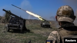 Военнослужащие 108-й отдельной бригады Территориальной обороны ведут огонь из реактивных систем залпового огня по российским войскам в Запорожской области. Украина. 19 августа 2023 года. 