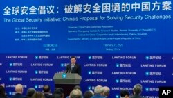 中國外長秦剛在中國外交部舉行的“全球安全倡議：破解安全困境的中國方案”會議上講話。（2023年2月21日）