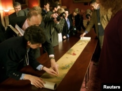 資料照片：中國元代畫家謝楚芳《乾坤生意圖》工筆絹畫軸為大英博物館的藏品，曾在1998年底至1999年4月在倫敦大英博物館展出。