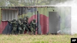 台灣士兵在陸軍台東地區指揮部基地參加軍事訓練。 （2024年1月31日）