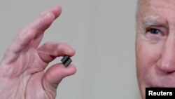 拜登總統在白宮簽署有關解決全球半導體芯片短缺的行政令期間手拿芯片發表講話。 （2021年2月24日）