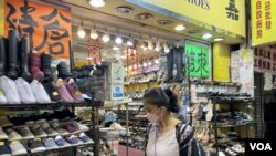 旺角花園街夜市一間規模相當大的鞋店清倉結業。(美國之音湯惠芸)