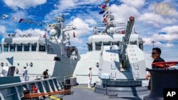 资料照片：在柬埔寨金边的云朗海军基地，柬埔寨海军官兵站在一艘巡逻艇上。（2023年12月3日）