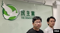 香港民主黨主席羅健熙（右）及副主席莫建成9月20日晚召開記者會，宣佈該黨中委會推薦8人參與12月的區議會選舉。(美國之音/湯惠芸)